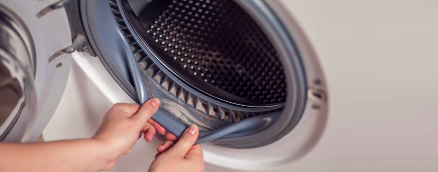 pulire le guarnizioni prima del lavaggio a vuoto nella lavatrice