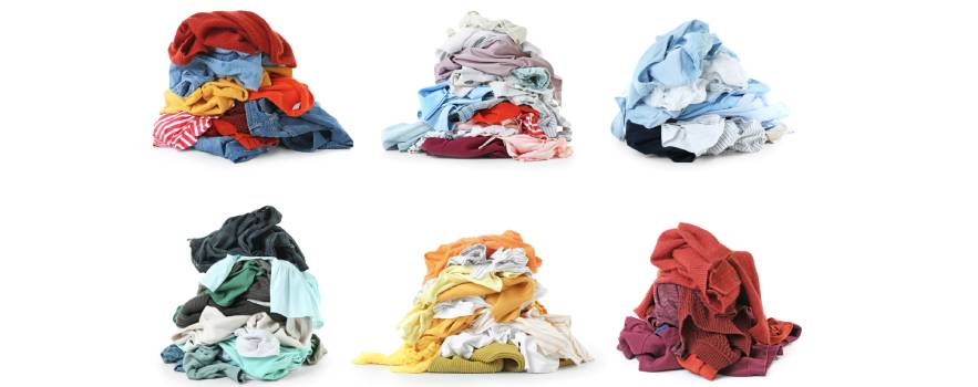 la divisione dei vestiti colorati prima del lavaggio