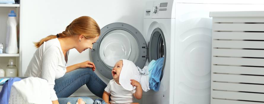 lavare i vestiti dei neonati facendo attenzione alla loro pelle