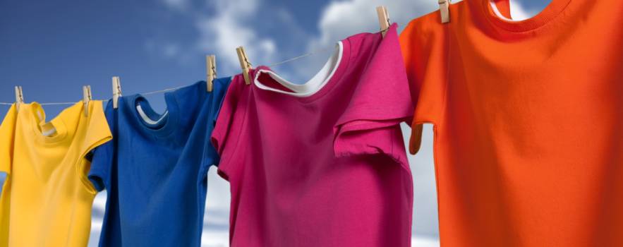 Vestiti colorati, consigli utili per lavarli senza errori